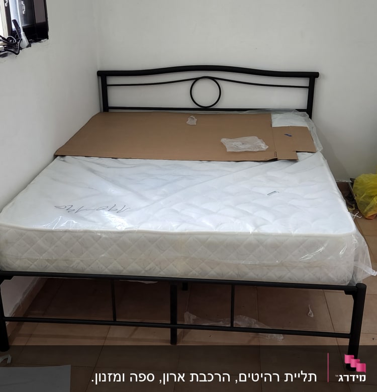 חלקי מיטה להרכבה על רצפה עם קרטונים